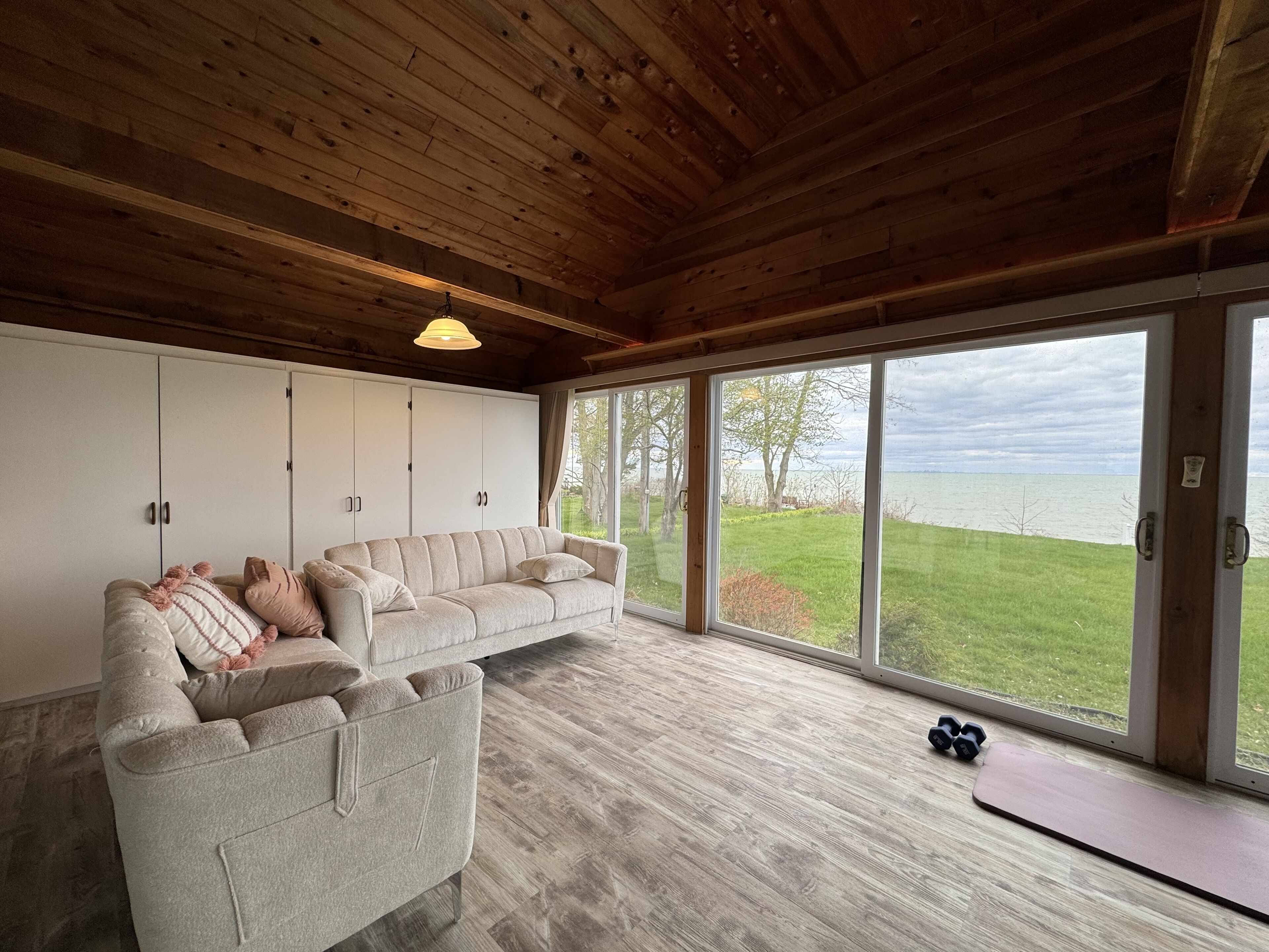 Een smart-tv, een open haard, videogames en boeken