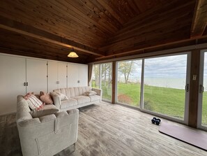 Téléviseur connecté, foyer, jeux vidéo, livres