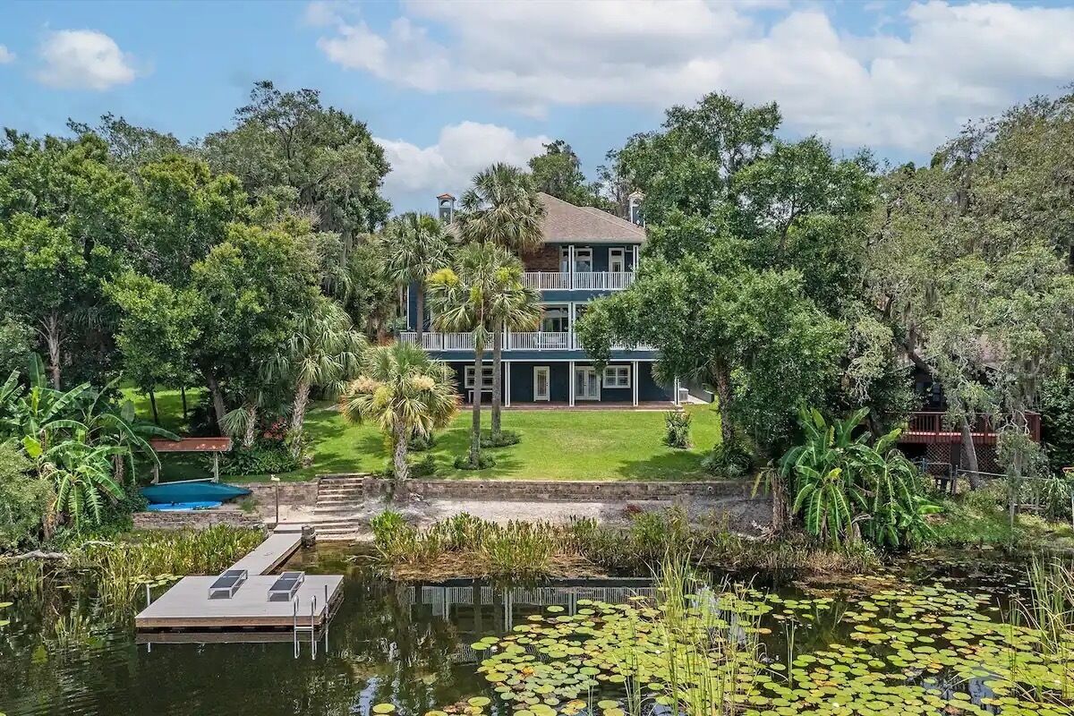 Stunning 3 story lake house-Private lake access-Hot Tub-Canoe-Pool Table