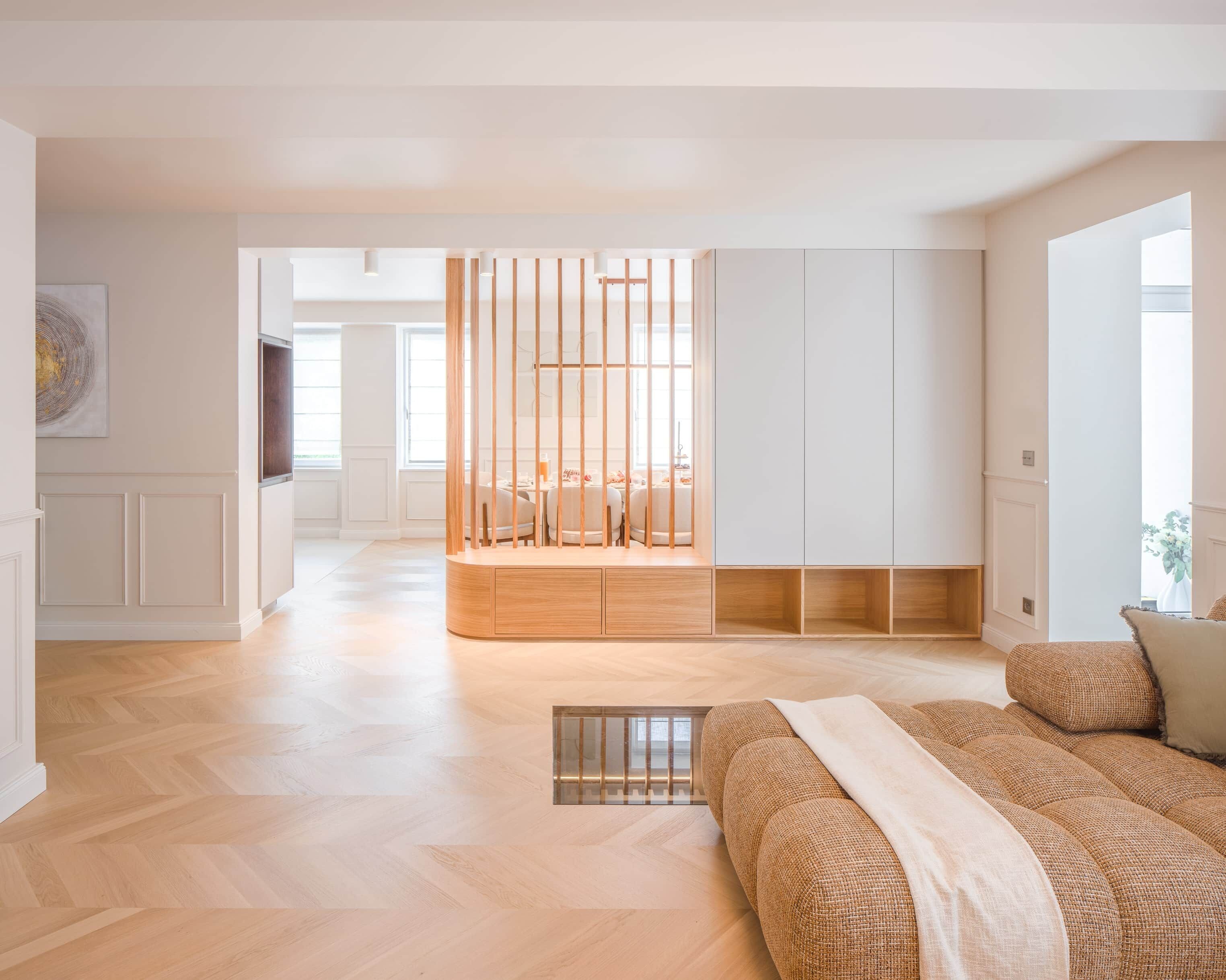 Une chambre moderne avec un lit, une cloison en bois et une vue sur l’espace de vie.