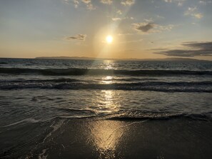 Una spiaggia nelle vicinanze, lettini da mare, teli da spiaggia