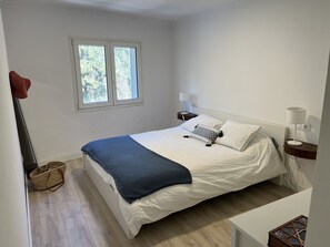 3 quartos, ferros/tábuas de passar roupa, Wi-Fi, roupa de cama