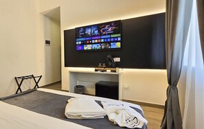 Deluxe Double Room | Hypo-allergenic bedding, down comforters, memory foam beds, in-room safe - Neapoli-In (Naples)