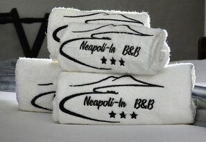 Luxe driepersoonskamer | Hypoallergeen beddengoed, donsdekens, bedden met traagschuimmatrassen