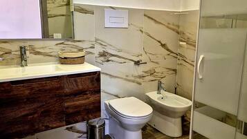 Doppia Royal | Bagno | Doccia, soffione a pioggia, set di cortesia gratuito, asciugacapelli