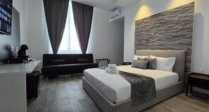 Luxury Quadruple Room | Hypo-allergenic bedding, down comforters, memory foam beds, in-room safe - Neapoli-In (Naples)