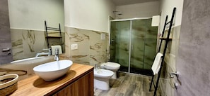 Luxury Quadruple Room | Bilik Mandi | Pancuran mandi, hulu semburan mandi hujan 