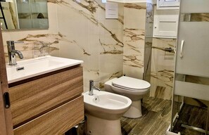 Quarto casal luxo | Banheiro | Chuveiro, chuveiro com efeito de chuva, produtos de toalete grátis 