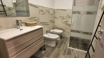 Tripla Luxury | Bagno | Doccia, soffione a pioggia, set di cortesia gratuito, asciugacapelli