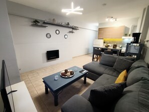 Lägenhet City | Vardagsrum | 55-tums smart-tv med satellitkanaler