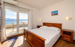 1 bedroom, free WiFi, bed sheets - 1 bedroom beautiful apartment in Komarna (Komarna)