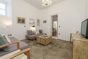 Suite, Garden Area | Living area | 42-inch Smart TV with digital channels, Netflix, streaming services