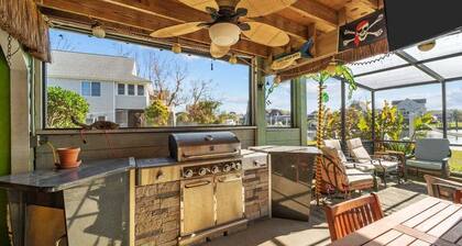 Garber Harbor in Colington Harbor Waterfront Canal Hot Tub Jimmy Buffett Bar