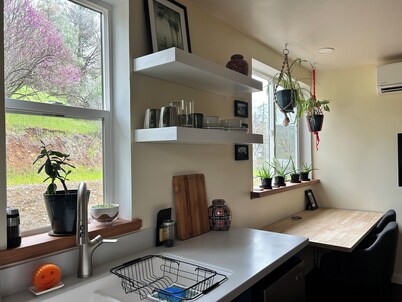 Cozy studio close to Weaver Basin Trail System and downtown. 