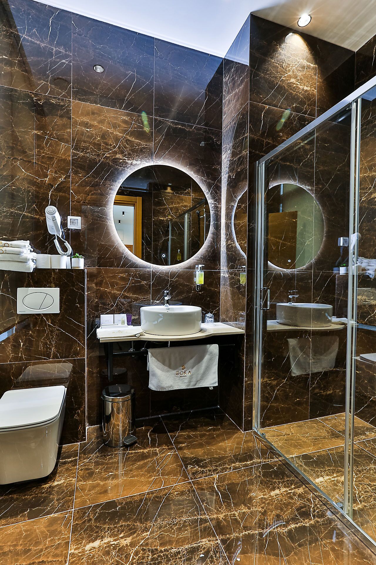 Chambre Double Standard | Salle de bain | Douche, sèche-cheveux, serviettes fournies