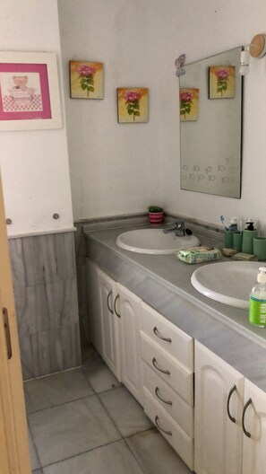 Bathroom - Preciosa villa con vistas al campo golf  con piscina privada. (El Portil)