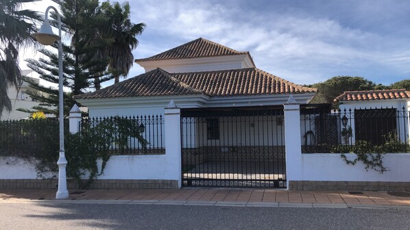 Exterior - Preciosa villa con vistas al campo golf  con piscina privada. (El Portil)