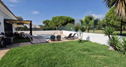 Preciosa villa con vistas al campo golf con piscina privada.