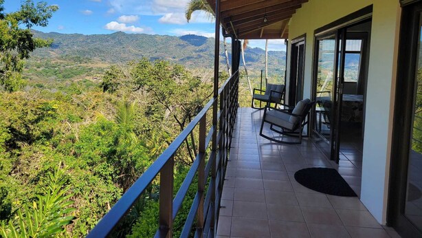Un balcón con vistas a un paisaje montañoso.