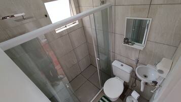 Jetted tub, hair dryer, soap, shampoo