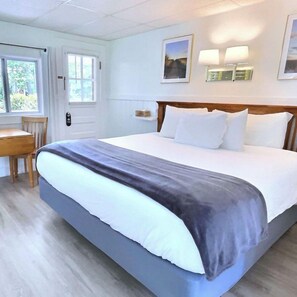 Habitación Deluxe, 1 cama King size, cocineta | Ropa de cama hipoalergénica y cortinas blackout 