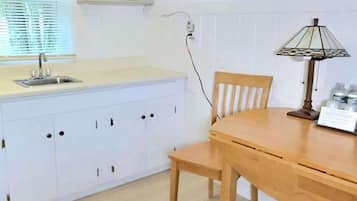 Kamar Deluks, 1 Tempat Tidur King, dapur kecil | Dapur pribadi | Lemari es kecil dan microwave di ruangan umum