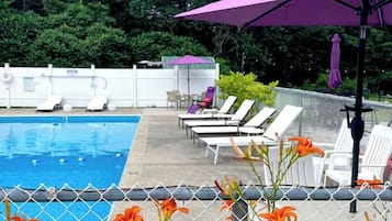 AuĂenpool (je nach Saison geöffnet), Sonnenschirme, LiegestĂŒhle