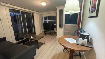 Apartemen, 1 kamar tidur, dapur kecil | Area keluarga | Buku