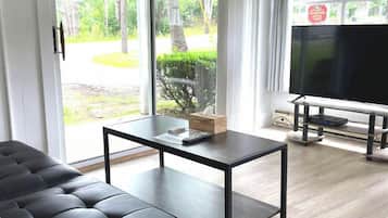 Appartement, 1 chambre, coin cuisine | Coin séjour | Télévision de 52 pouces avec chaînes par câble, livres, chaîne hi-fi