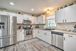 Kühlschrank, Mikrowelle, Ofen, Herdplatte