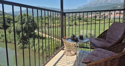 The Paradise Valley. Free Parking, Air-condition, Free WiFi.