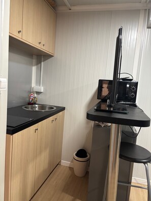 ثلاجة، ميكروويف، موقد طهي مسطح، غلّاية كهربائية