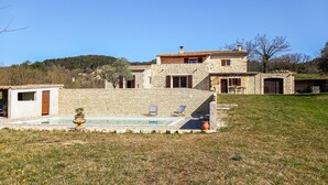 A stone house with a swimming pool, outdoor seating, and a garden. - Stunning home in Condillac (Condillac)