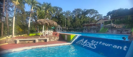 Una piscina al aire libre