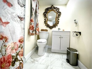 Bruser, hårtørrer, håndklæder, Sæbe