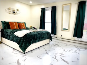 2 bedrooms, iron/ironing board, WiFi, bed sheets - Quiet 2BR Near Wynn Hospital / Parking + Self Check-In (Utica)