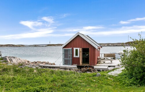 Cozy home in Norddyrøy with kitchen