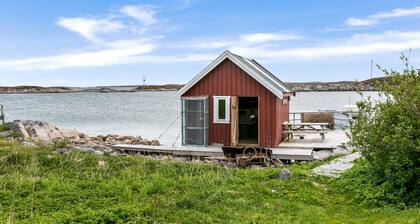 Cozy home in Norddyrøy with kitchen