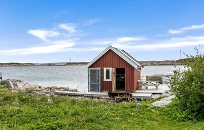 Cozy home in Norddyrøy with kitchen