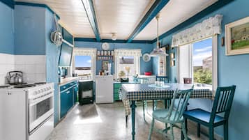 Refrigerador, horno, parrilla de estufa y cafetera y tetera