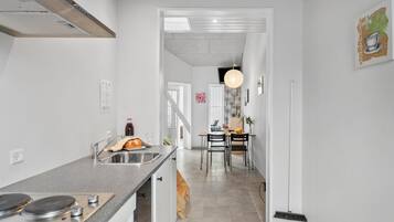 Fridge, oven, stovetop, coffee/tea maker