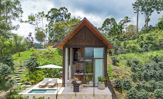 Ropa de cama de alta calidad, minibar y muebles diferentes