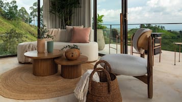 Luksushytte | Oppholdsområde | En 80-tommers Flatskjerm-TV med digitale kanaler samt peis og Netflix