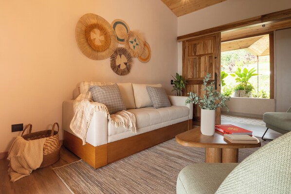 Un salon confortable avec un canapé, une table basse et un panier.