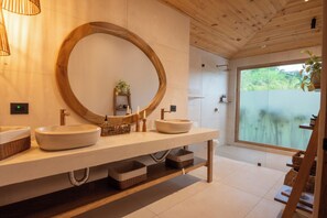 Cabaña familiar | Baño | Ducha, cabezal de ducha tipo lluvia, secador de pelo y toallas