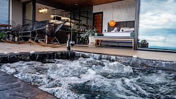 Exclusive Cabin | Private spa tub