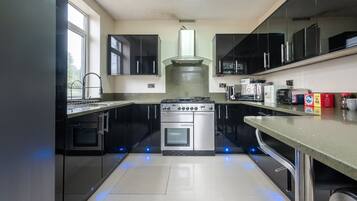 Geladeira, micro-ondas, fogão, cooktop