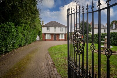 The Royal Worcester- 5 Bedrooms, Upto 10 Guests , Private Gated Parking.