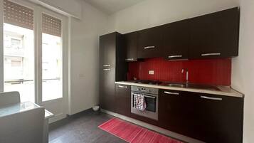 Frigorifero, microonde, forno, piano cottura