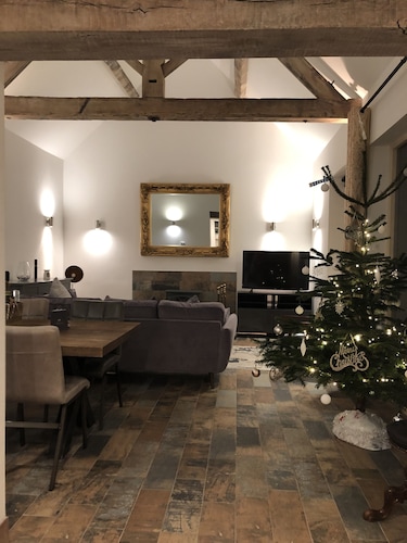 5 star restored barn conversion-The Granary Dating back to 1604 -home from home 